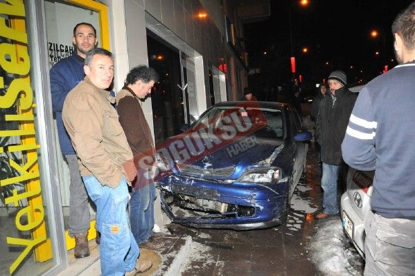 ANKARA CADDESİ ÜZERİNDE ZİNCİRLEME TRAFİK KAZASI