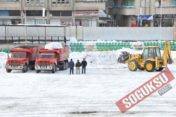 BUZ TUTAN YEŞİL SAHADA KAR TEMİZLEME ÇALIŞMALARI S