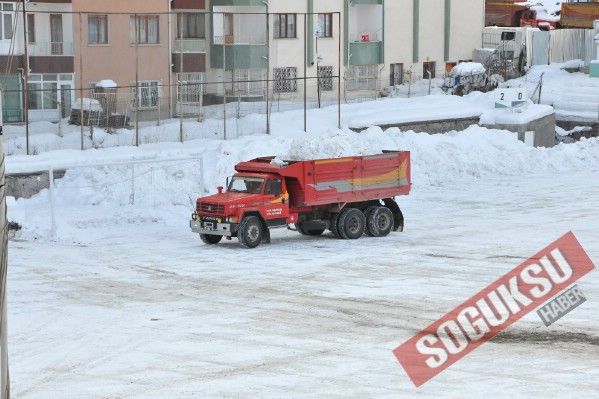 BUZ TUTAN YEŞİL SAHADA KAR TEMİZLEME ÇALIŞMALARI S