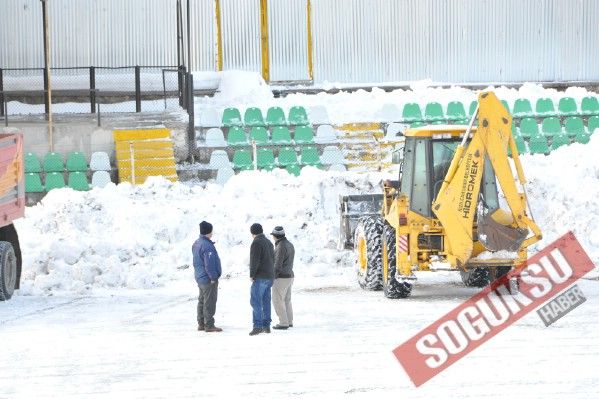 BUZ TUTAN YEŞİL SAHADA KAR TEMİZLEME ÇALIŞMALARI S