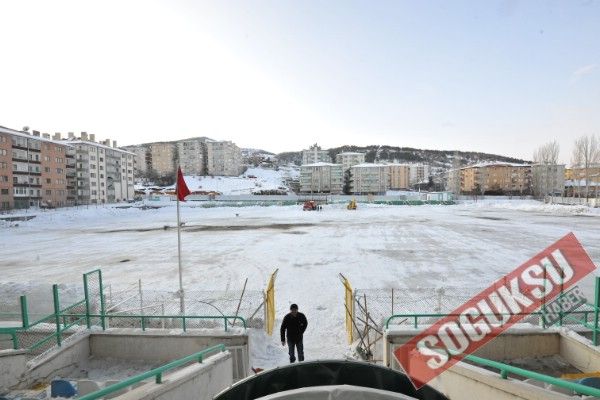 BUZ TUTAN YEŞİL SAHADA KAR TEMİZLEME ÇALIŞMALARI S