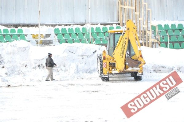 BUZ TUTAN YEŞİL SAHADA KAR TEMİZLEME ÇALIŞMALARI S