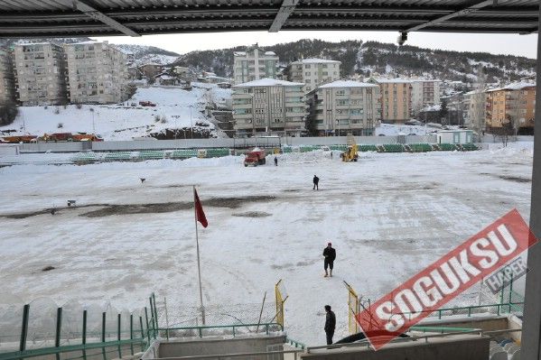 BUZ TUTAN YEŞİL SAHADA KAR TEMİZLEME ÇALIŞMALARI S