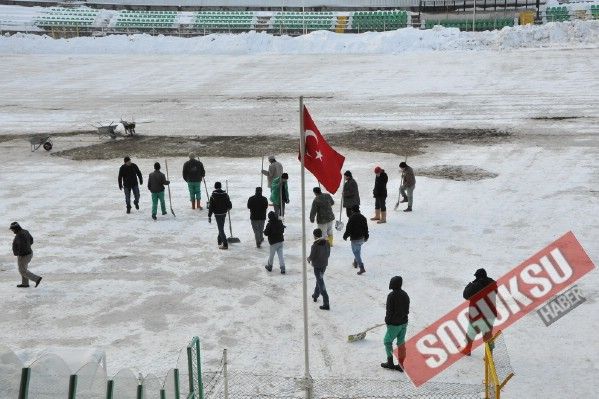 BUZ TUTAN YEŞİL SAHADA KAR TEMİZLEME ÇALIŞMALARI S