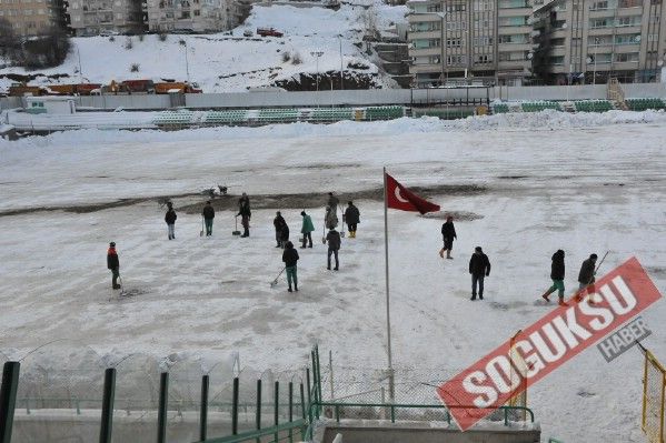 BUZ TUTAN YEŞİL SAHADA KAR TEMİZLEME ÇALIŞMALARI S