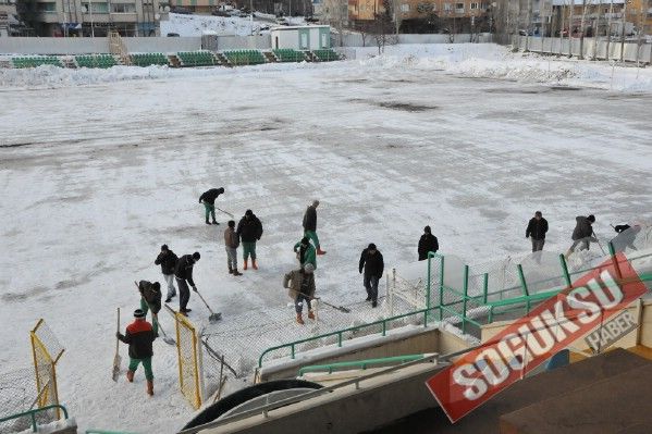 BUZ TUTAN YEŞİL SAHADA KAR TEMİZLEME ÇALIŞMALARI S