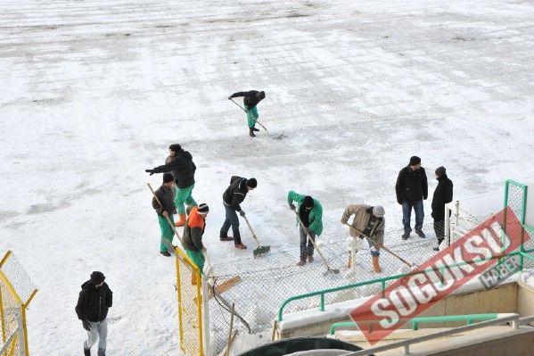 BUZ TUTAN YEŞİL SAHADA KAR TEMİZLEME ÇALIŞMALARI S