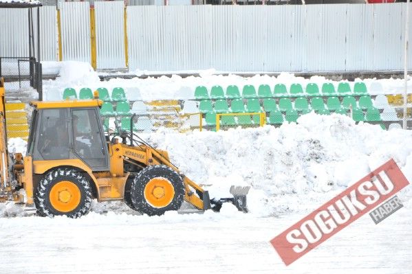 BUZ TUTAN YEŞİL SAHADA KAR TEMİZLEME ÇALIŞMALARI S