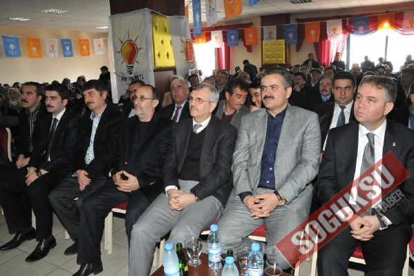 AK PARTİ KONGRESİNDE YAPRAK DÖKÜMÜ YAŞANDI