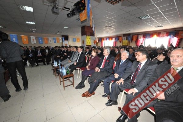 AK PARTİ KONGRESİNDE YAPRAK DÖKÜMÜ YAŞANDI