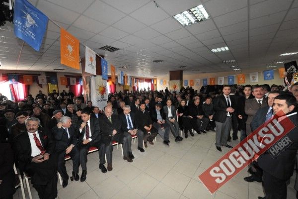 AK PARTİ KONGRESİNDE YAPRAK DÖKÜMÜ YAŞANDI