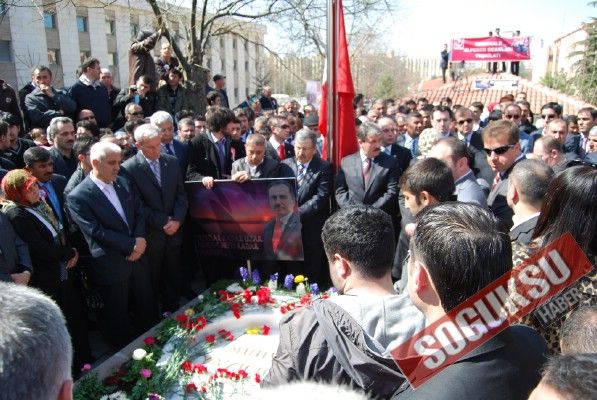 KIZILCAHAMAM MERHUM LİDERİNİ KABRİ BAŞINDA ANDI