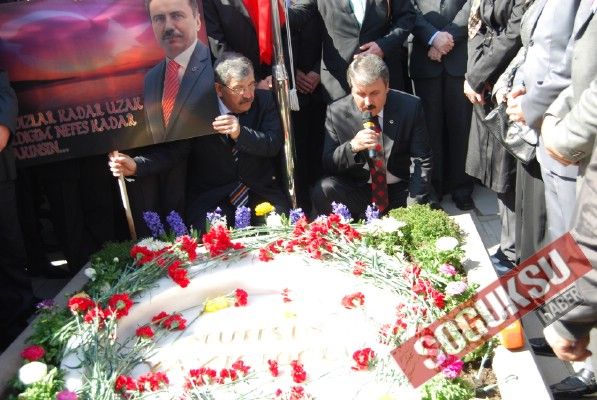 KIZILCAHAMAM MERHUM LİDERİNİ KABRİ BAŞINDA ANDI