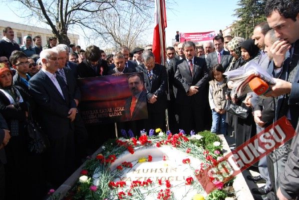 KIZILCAHAMAM MERHUM LİDERİNİ KABRİ BAŞINDA ANDI