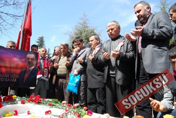 KIZILCAHAMAM MERHUM LİDERİNİ KABRİ BAŞINDA ANDI