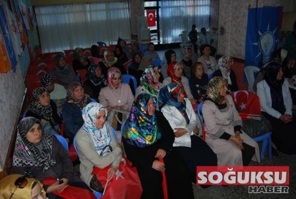 AK PARTİ İLÇE TOPLANTISINDA TÜRK BAYRAĞI DAĞITTI