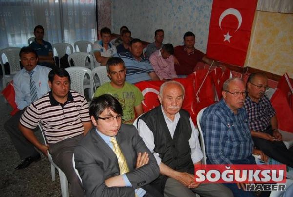 AK PARTİ İLÇE TOPLANTISINDA TÜRK BAYRAĞI DAĞITTI