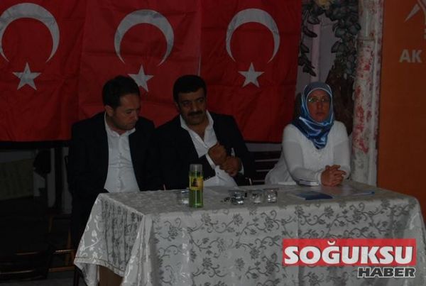 AK PARTİ İLÇE TOPLANTISINDA TÜRK BAYRAĞI DAĞITTI