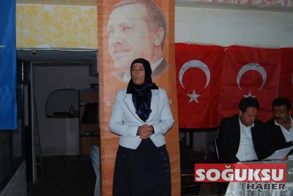 AK PARTİ İLÇE TOPLANTISINDA TÜRK BAYRAĞI DAĞITTI