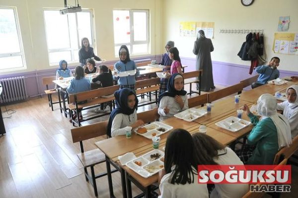 İMAM HATİP ORTA OKULUNDAN PİLAV GÜNÜ