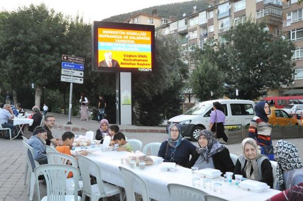 KIZILCAHAMAM HEPBİRLİKTE İFTAR AÇTI