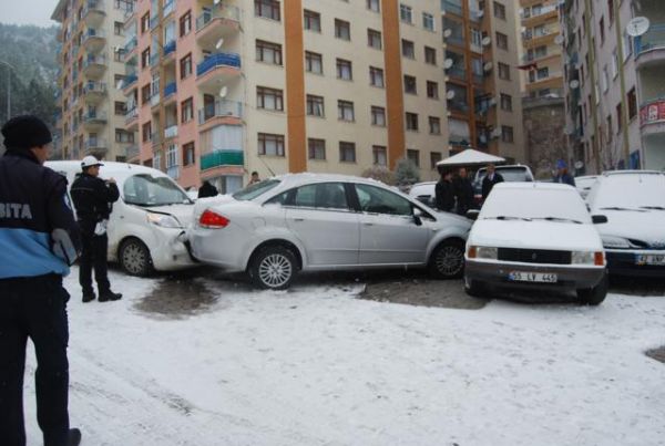 KAYGAN YOLDA 4 ARAÇ ÇARPIŞTI