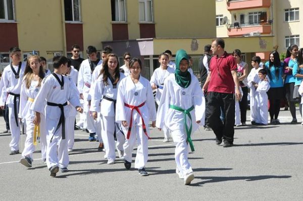 19 MAYIS KIZILCAHAMAM'DA COŞKUYLA KUTLANDI