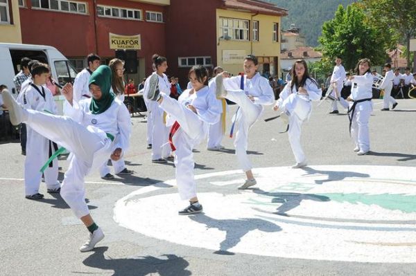 19 MAYIS KIZILCAHAMAM'DA COŞKUYLA KUTLANDI