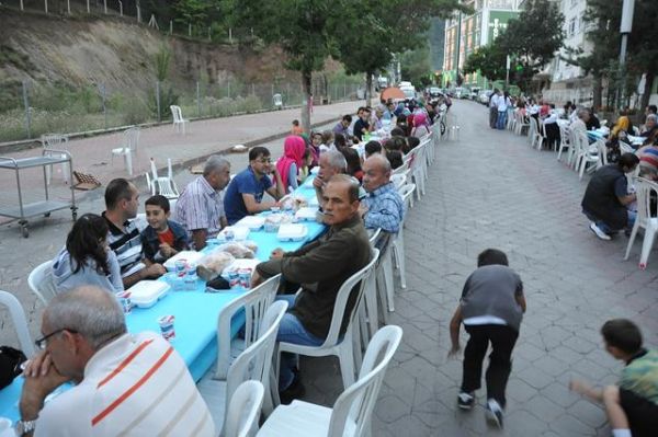 KIZILCAHAMAM HEPBİRLİKTE İFTAR AÇTI