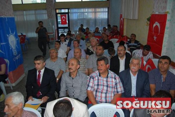 AK PARTİ İLÇE TOPLANTISINDA TÜRK BAYRAĞI DAĞITTI