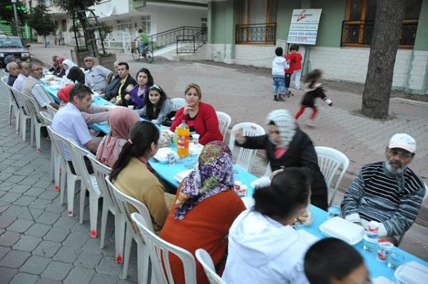 KIZILCAHAMAM HEPBİRLİKTE İFTAR AÇTI