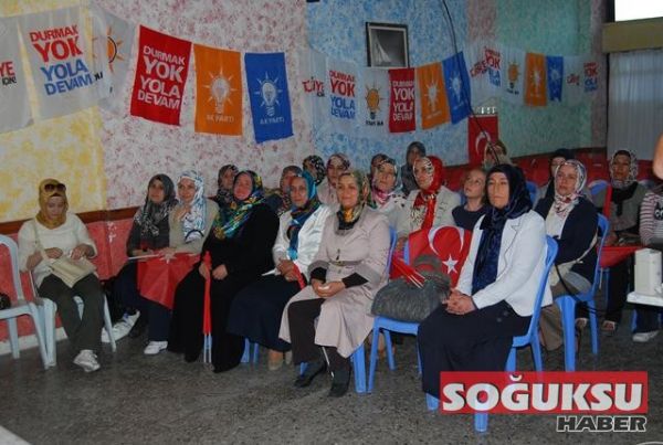 AK PARTİ İLÇE TOPLANTISINDA TÜRK BAYRAĞI DAĞITTI