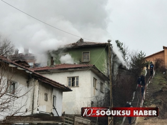 İKİ KATLI EVDE YANGIN ÇIKTI