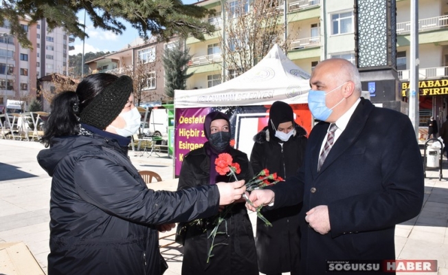 BAŞKAN ACAR KADINLAR GÜNÜNÜ KUTLADI KARANFİL DAĞITTI