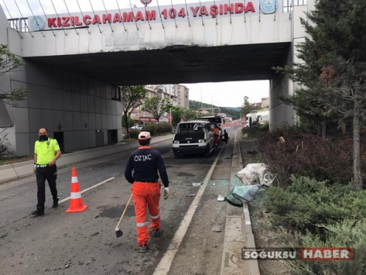 TARAFİK İŞARET LEVHASINA ÇARPARAK KAZA YAPTI