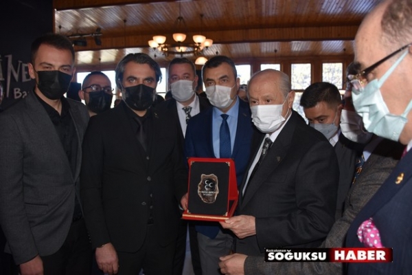 KIZILCAHAMAM TÜRKAV'DAN MHP LİDERİNE HEDİYE TAKDİM EDİLDİ