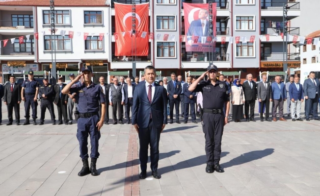 GAZİLER GÜNÜNDE TÖREN DÜZENLENDİ