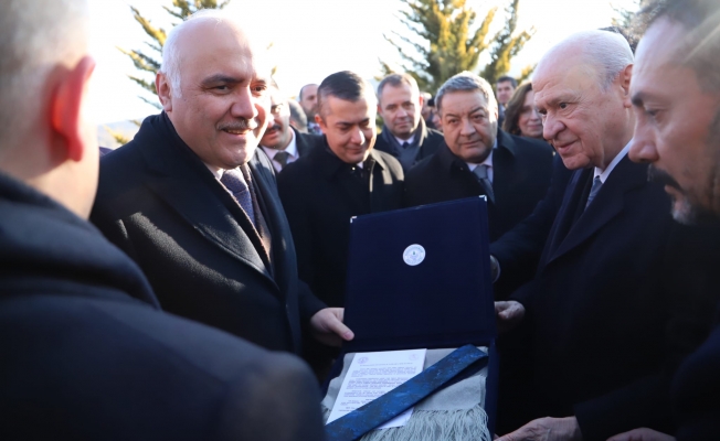 BAŞKAN ACAR’DAN MHP GENEL BAŞKANI BAHÇELİYE HEDİYE