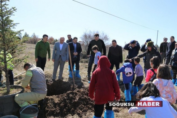 ORMANCILIK GÜNÜNDE DEPREM ZEDELERLE FİDAN DİKİMİ YAPILDI