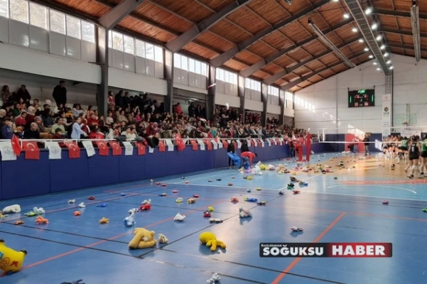 VOLEYBOL MAÇINDA RENKLİ ANLAR YAŞANDI