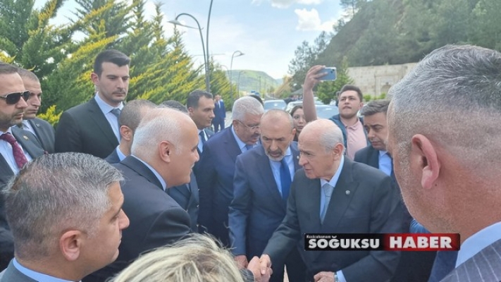 DEVLET BAHÇELİ ÜLKÜCÜ ŞEHİTLER ANITINI ZİYARET ETTİ