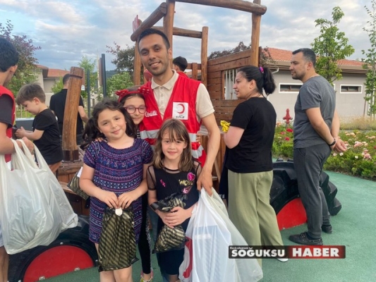 GENÇ KIZILAY BU BAYRAMDA DA ÇOCUKLARI UNUTMADI