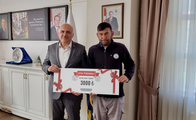 BAŞKAN ACAR PERSONELİNİ 3.000 TL İLE ÖDÜLLENDİRDİ