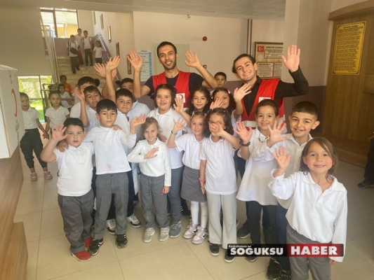 GENÇ KIZILAY EĞİTİM ÖĞRETİM YILINI HEDİYELERLE KUTLADI