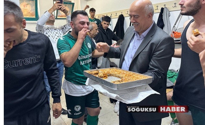 MUHTAR ADAYI AYDIN SOYLU FUTBOLCULARA BAKLAVA İKRAM ETTİ