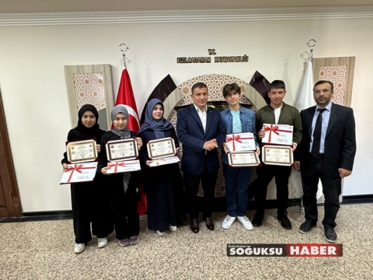 HAFIZLAR BELGELERİNİ ALARAK ÖDÜLLENDİRİLDİLER