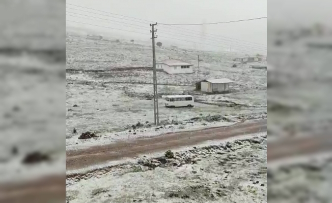 KIZILCAHAMAM'IN YÜKSEK KESİMLERİNE KAR YAĞDI