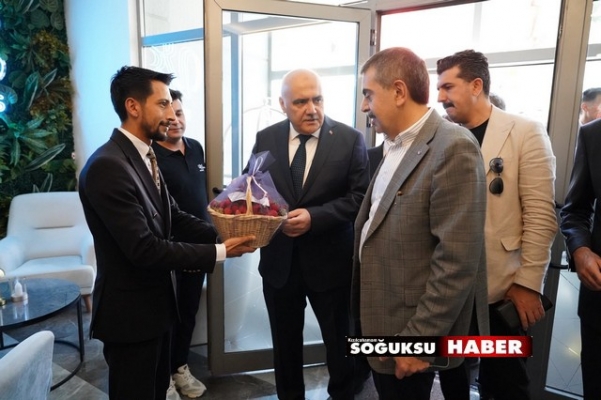 BAŞKAN ACAR BAKAN TEKİN’E ÇİLEK HEDİYE ETTİ