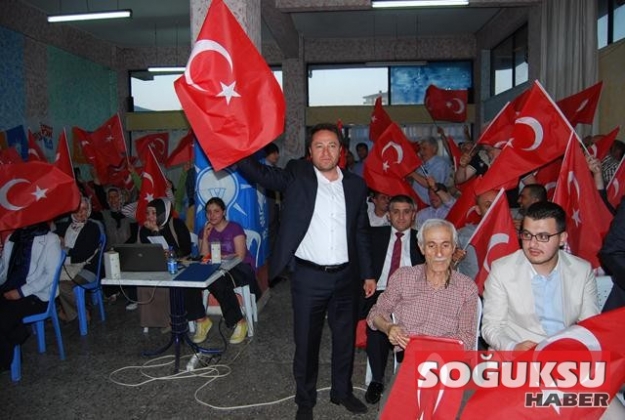 AK PARTİ İLÇE TOPLANTISINDA TÜRK BAYRAĞI DAĞITTI