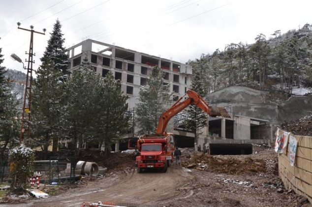 ÇAM OTEL İNŞAATINDA BİR İŞÇİ YARALANDI